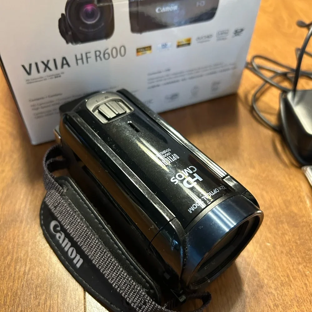 Canon VIXIA HF R600 Black Video Camera